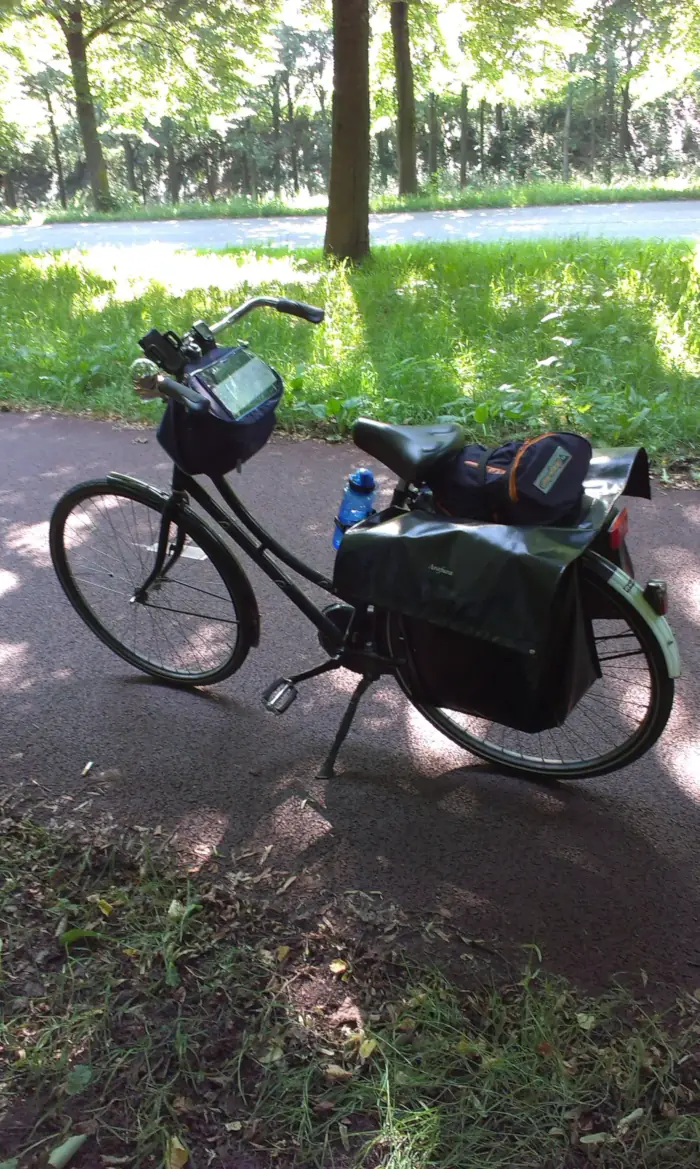 Fiets met bagage tijdens een lange fietstocht